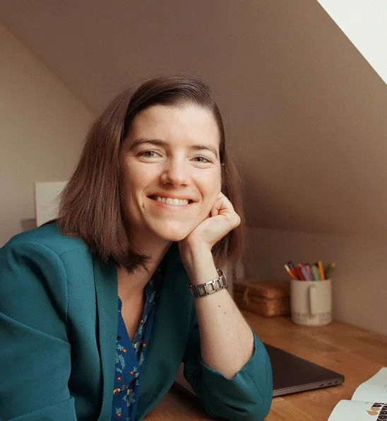 Portrait de Fanny, consultante en design de marques familiales