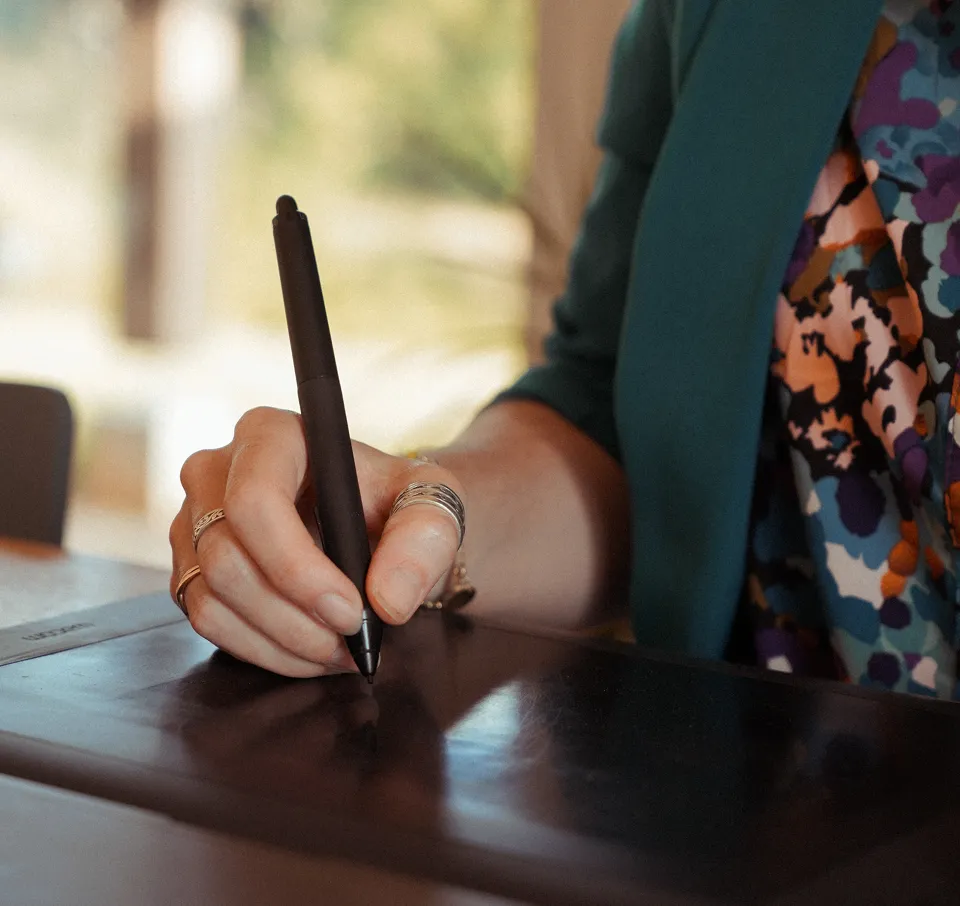 Fanny dessine sur une tablette graphique